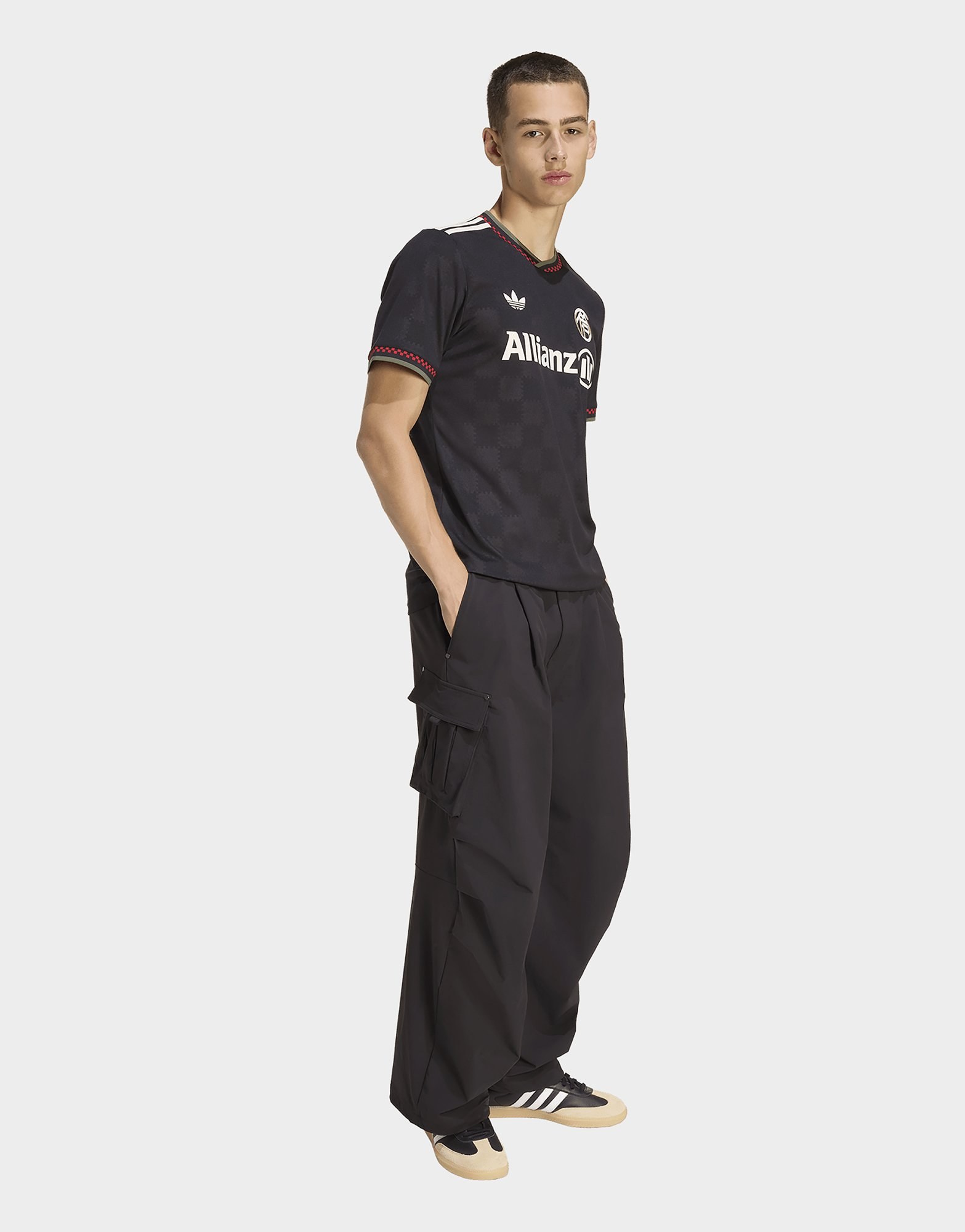 adidas FC Bayern München 2025/2026 Ausweichausrüstung Frauenteam