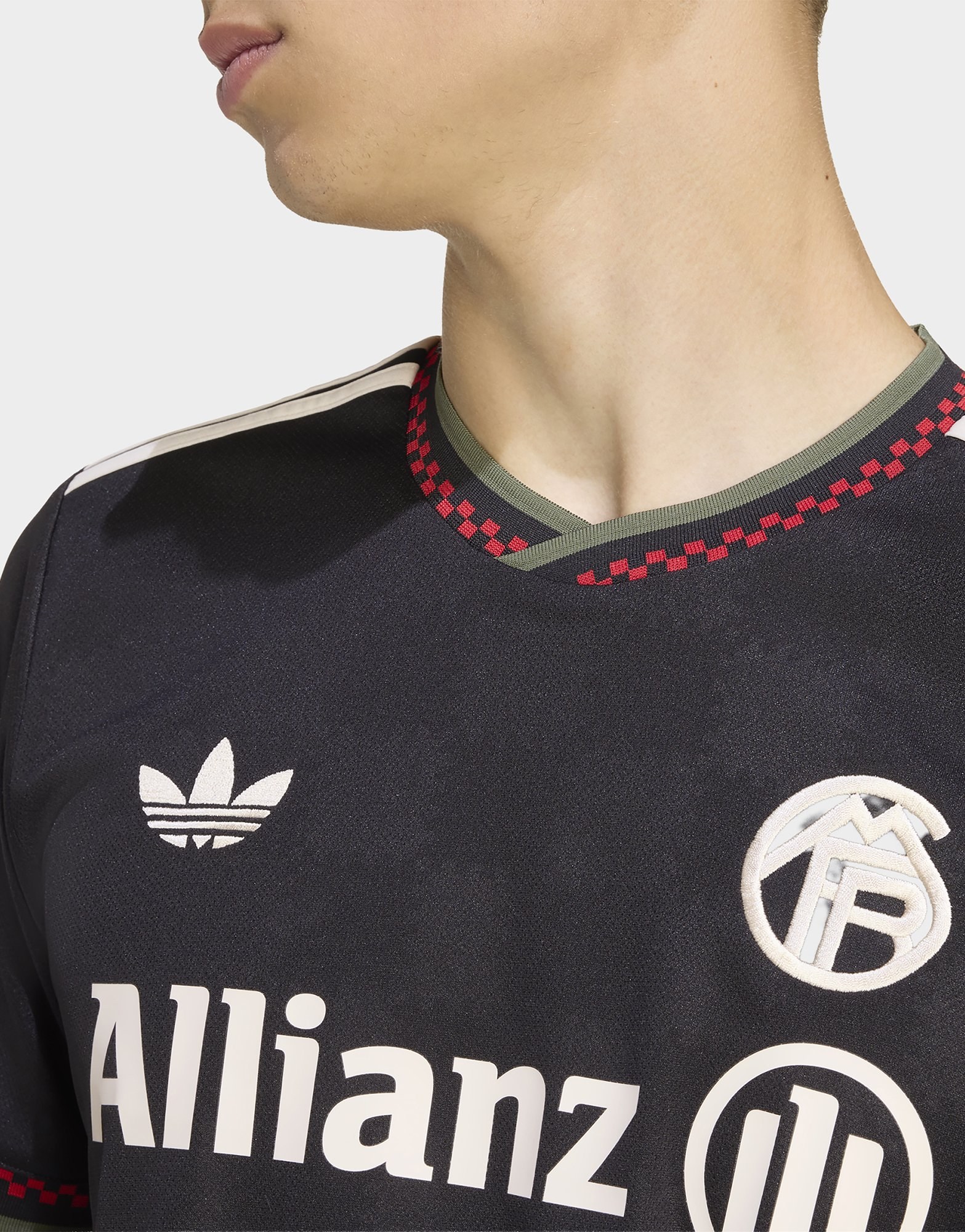 adidas FC Bayern München 2025/2026 Ausweichausrüstung Frauenteam