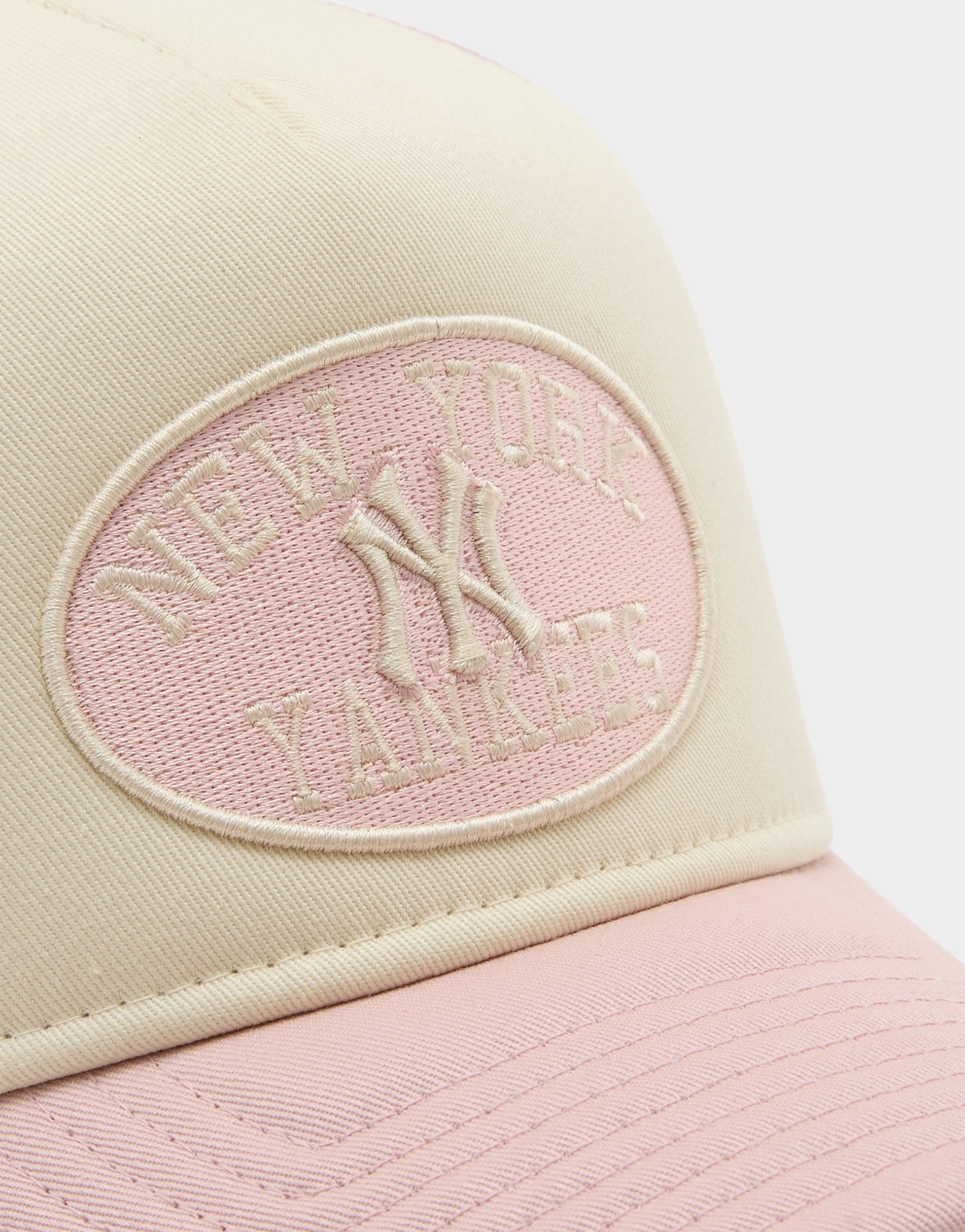 New Era MLB New York Yankees Oval Trucker Cap