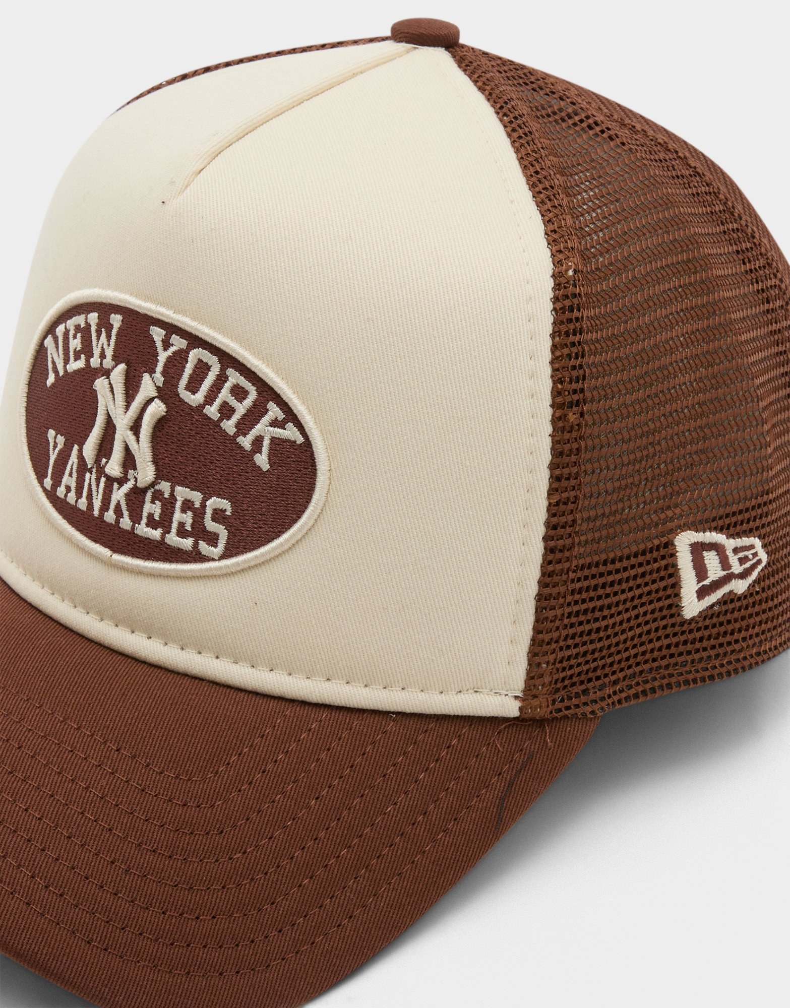 New Era MLB New York Yankees Oval Trucker Cap