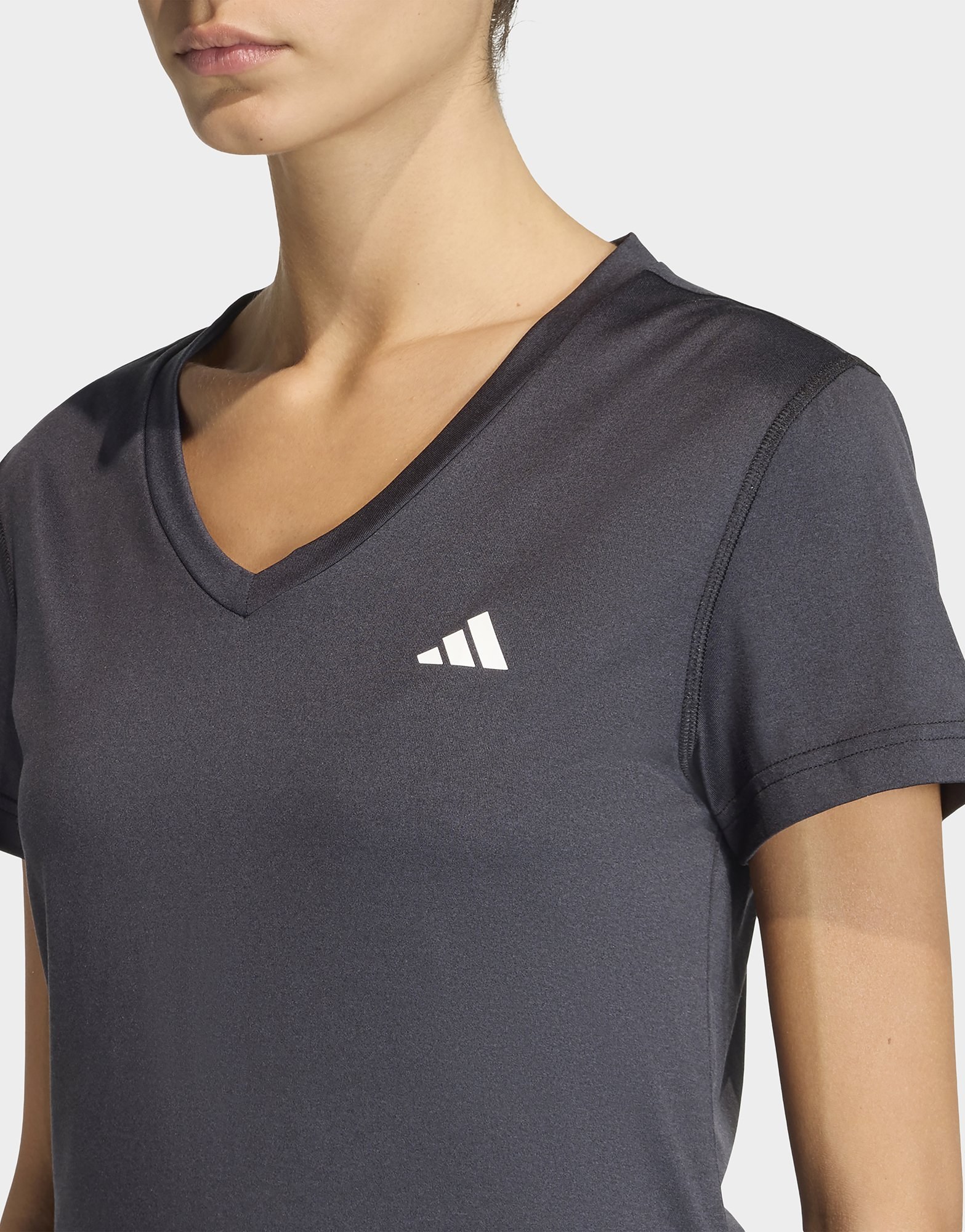 adidas Workout Essentials T-Shirt mit V-Ausschnitt