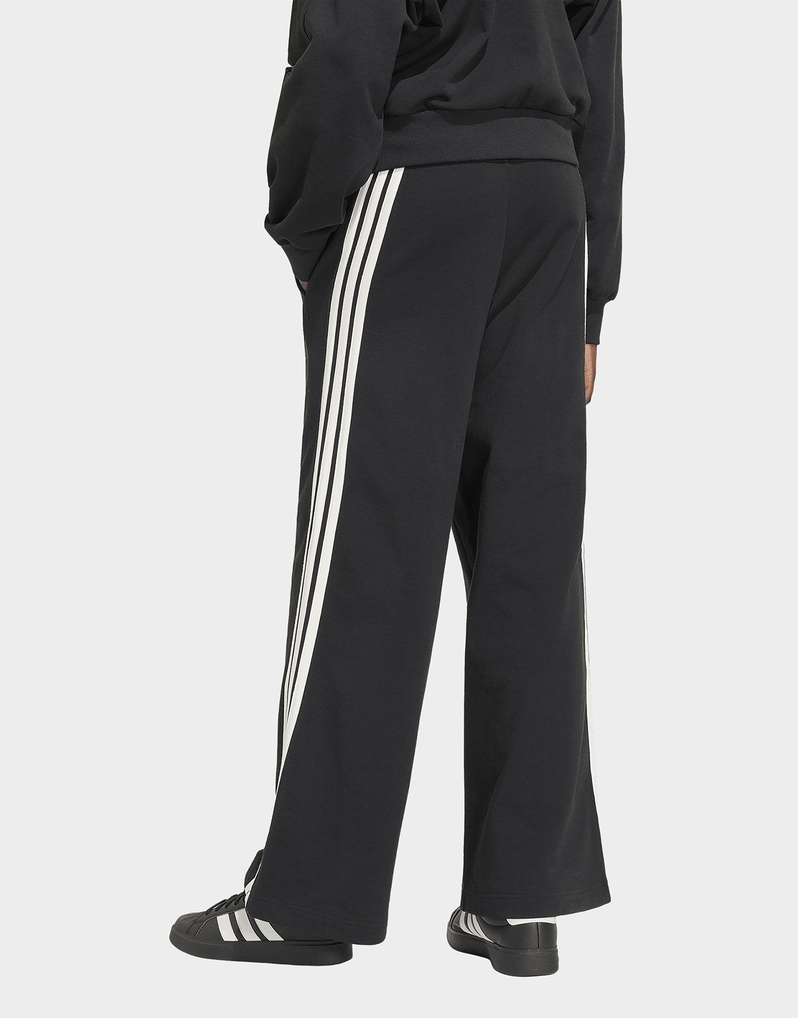 adidas KIT 3-Streifen Hose, weit geschnitten