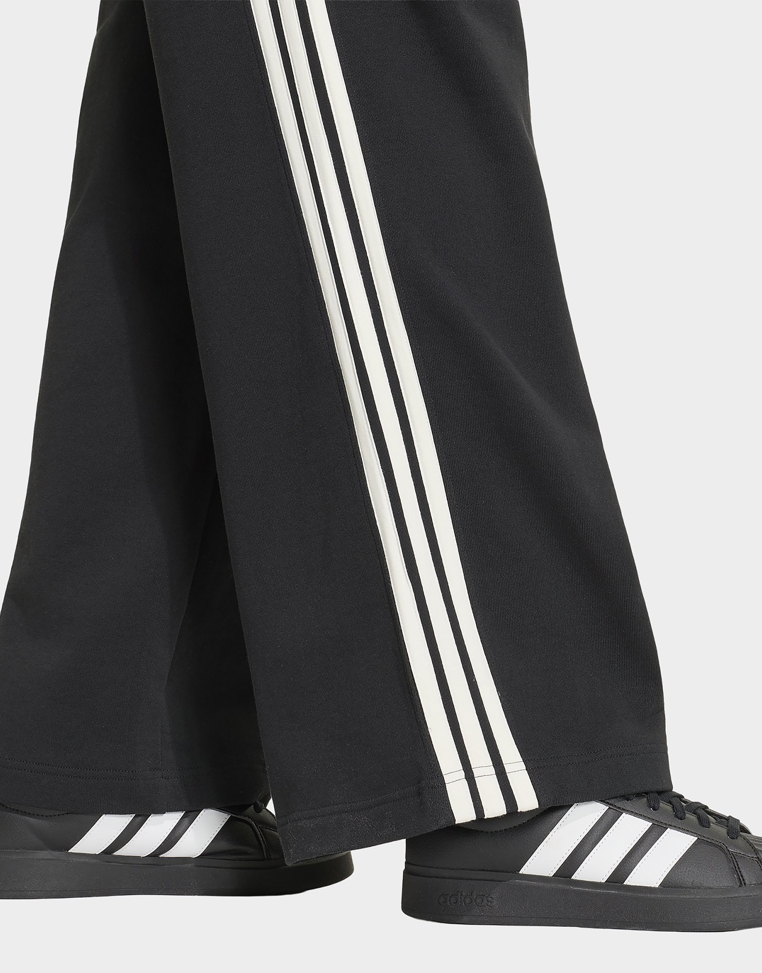 adidas KIT 3-Streifen Hose, weit geschnitten