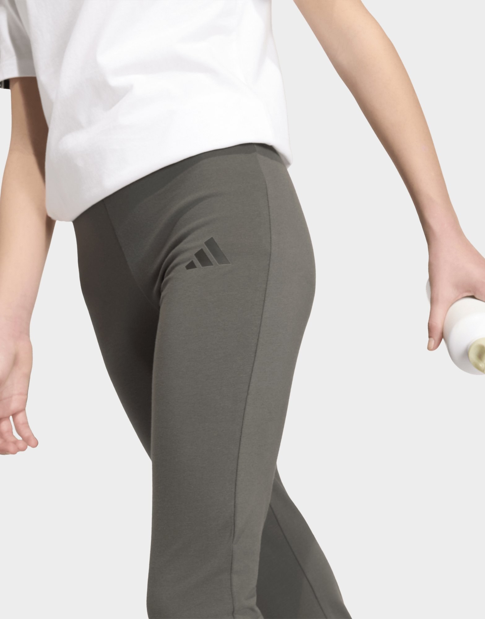 adidas ESSENTIALS LEGGINGS, AUSGESTELLTES BEIN