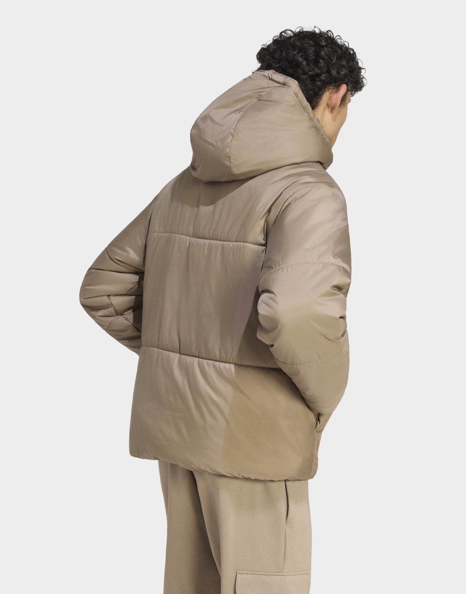 adidas Essentials Highloft Puffer Jacke, Isoliert