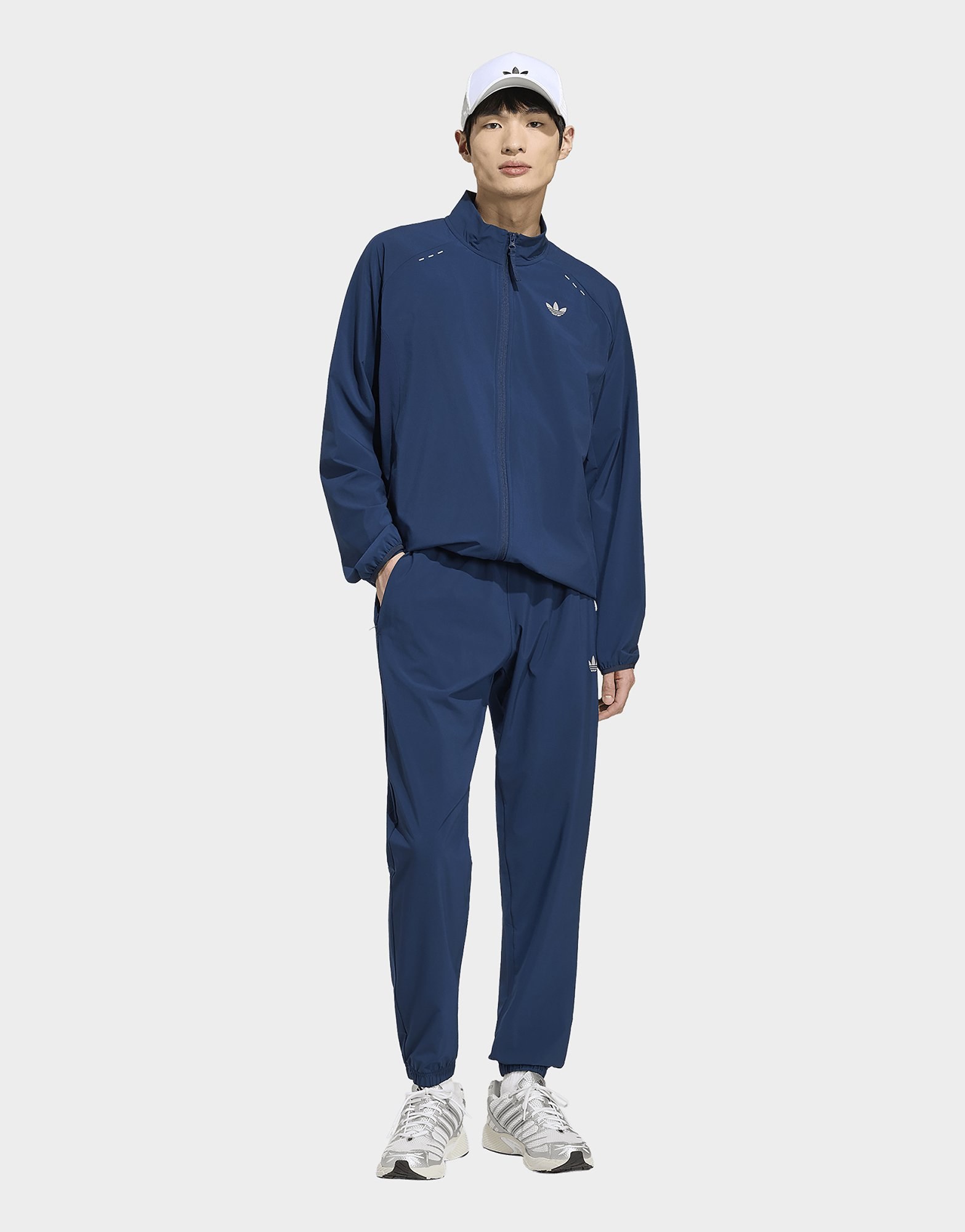 adidas TECH TREFOIL ESSENTIALS TRAININGSHOSE