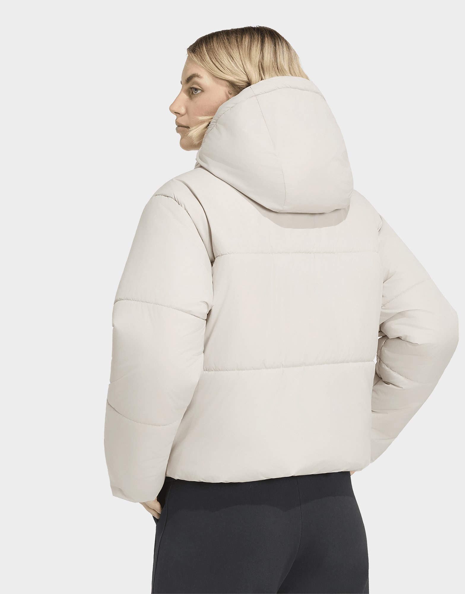 adidas Essentials Highloft Puffer Jacke, Isoliert