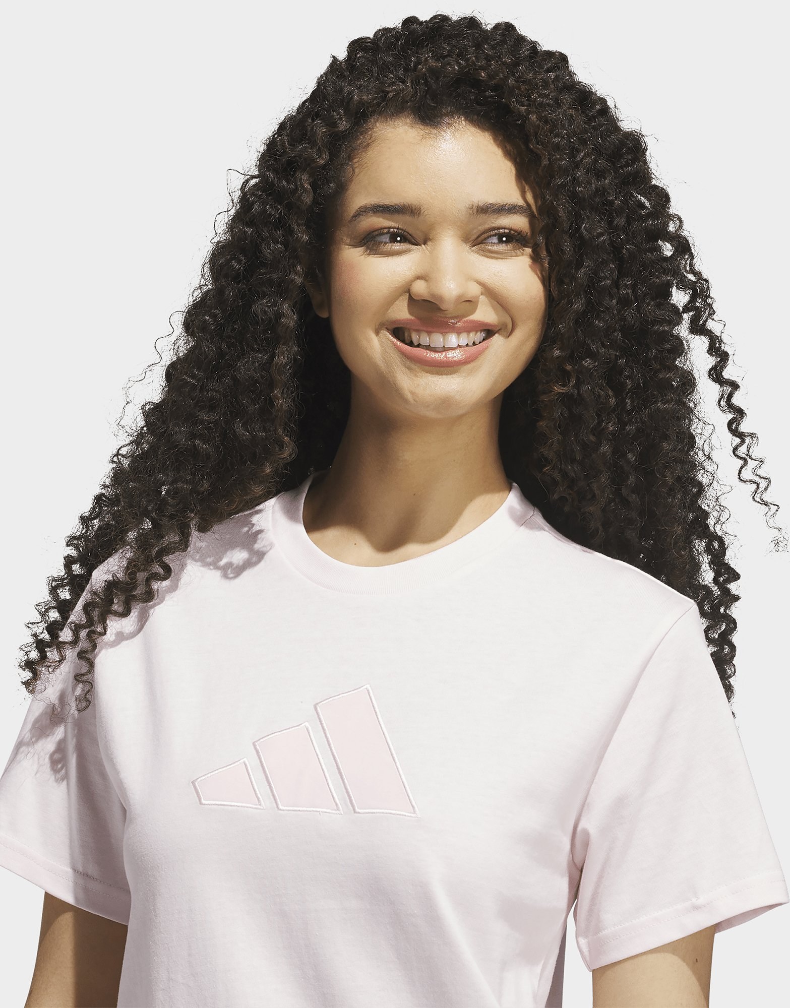 adidas SATIN-FILLED LOGO GRAFIK T-SHIRT