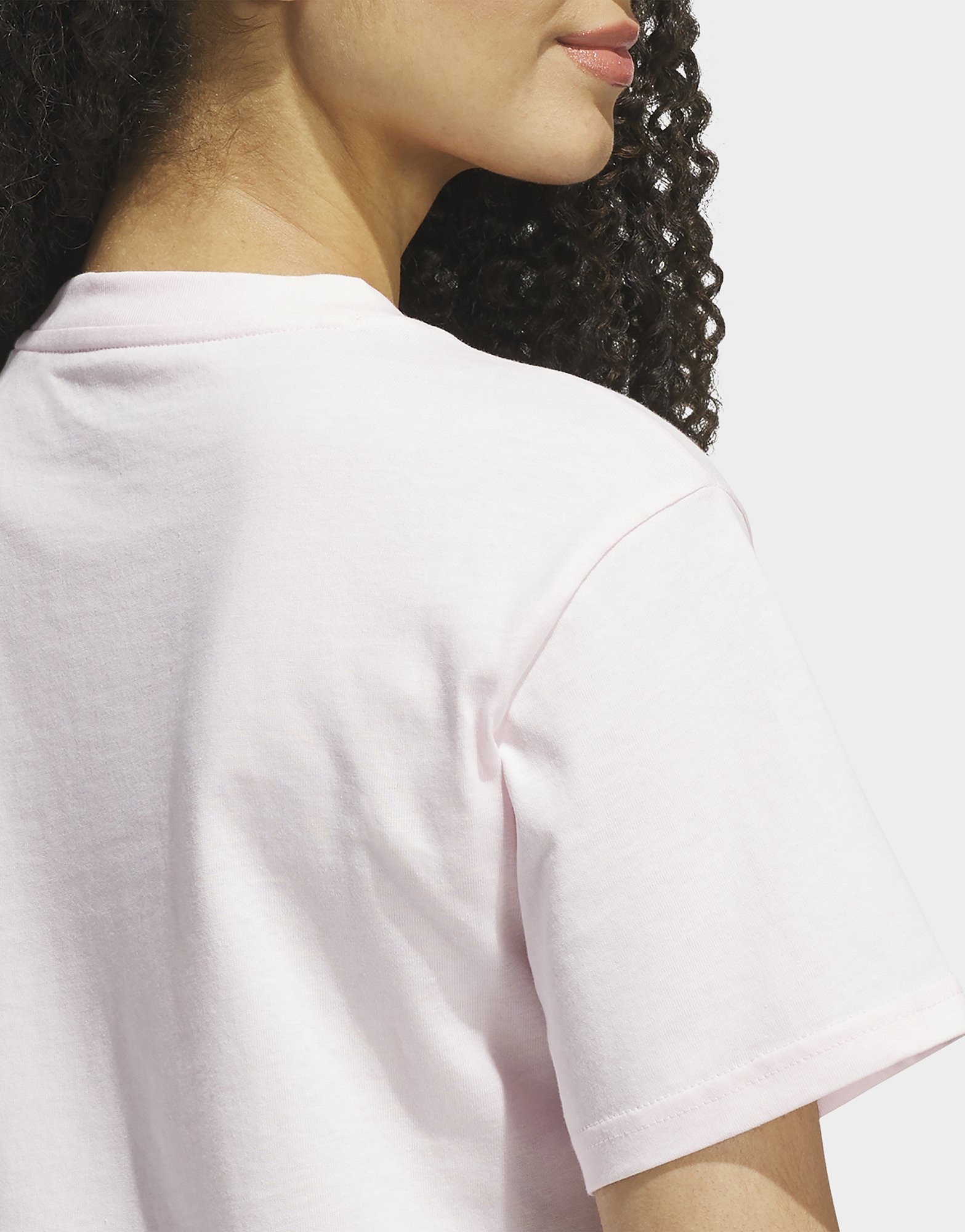 adidas SATIN-FILLED LOGO GRAFIK T-SHIRT