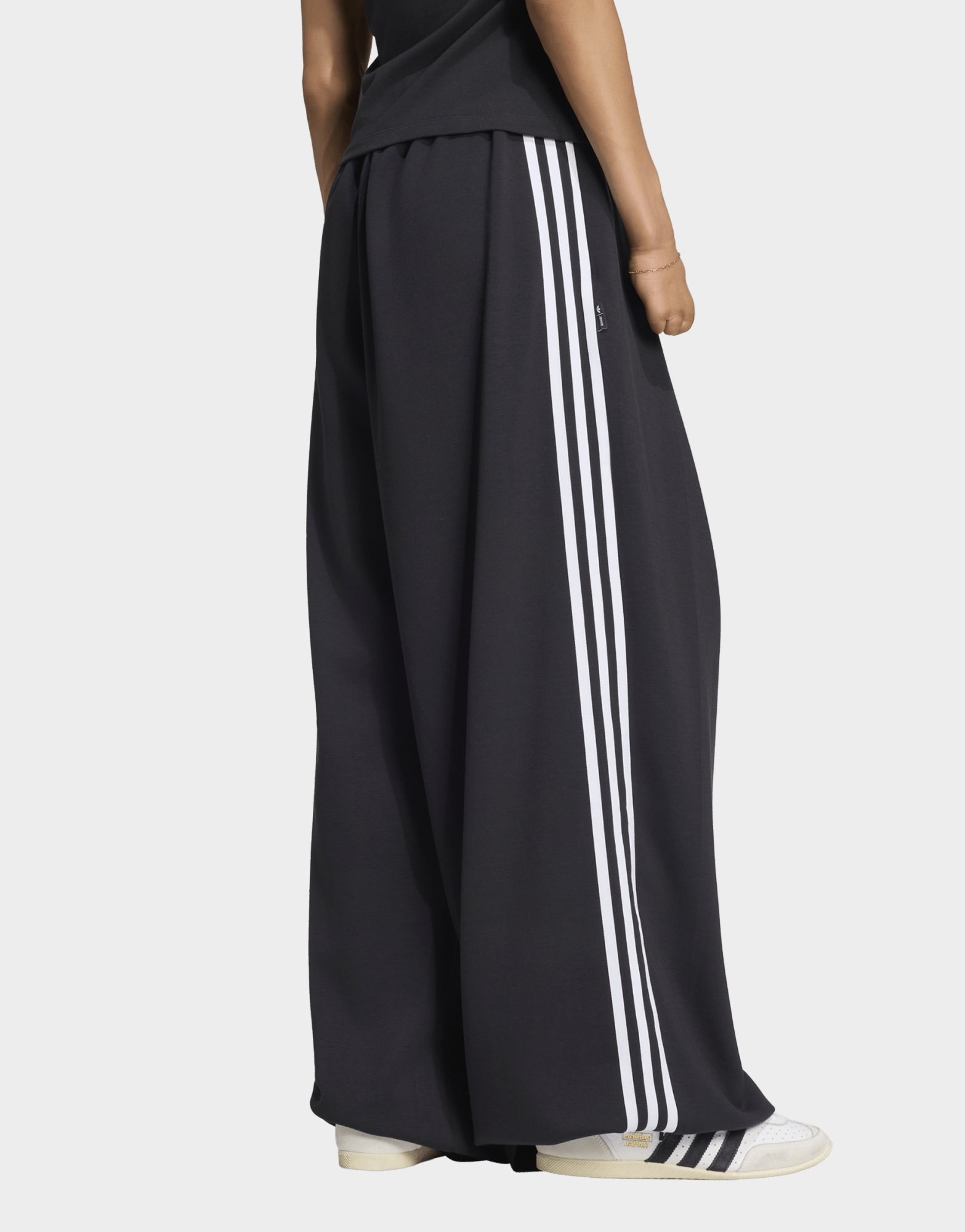 adidas Originals Adiluna Season 2 X Jennie Trainingshose, Plisseefalten