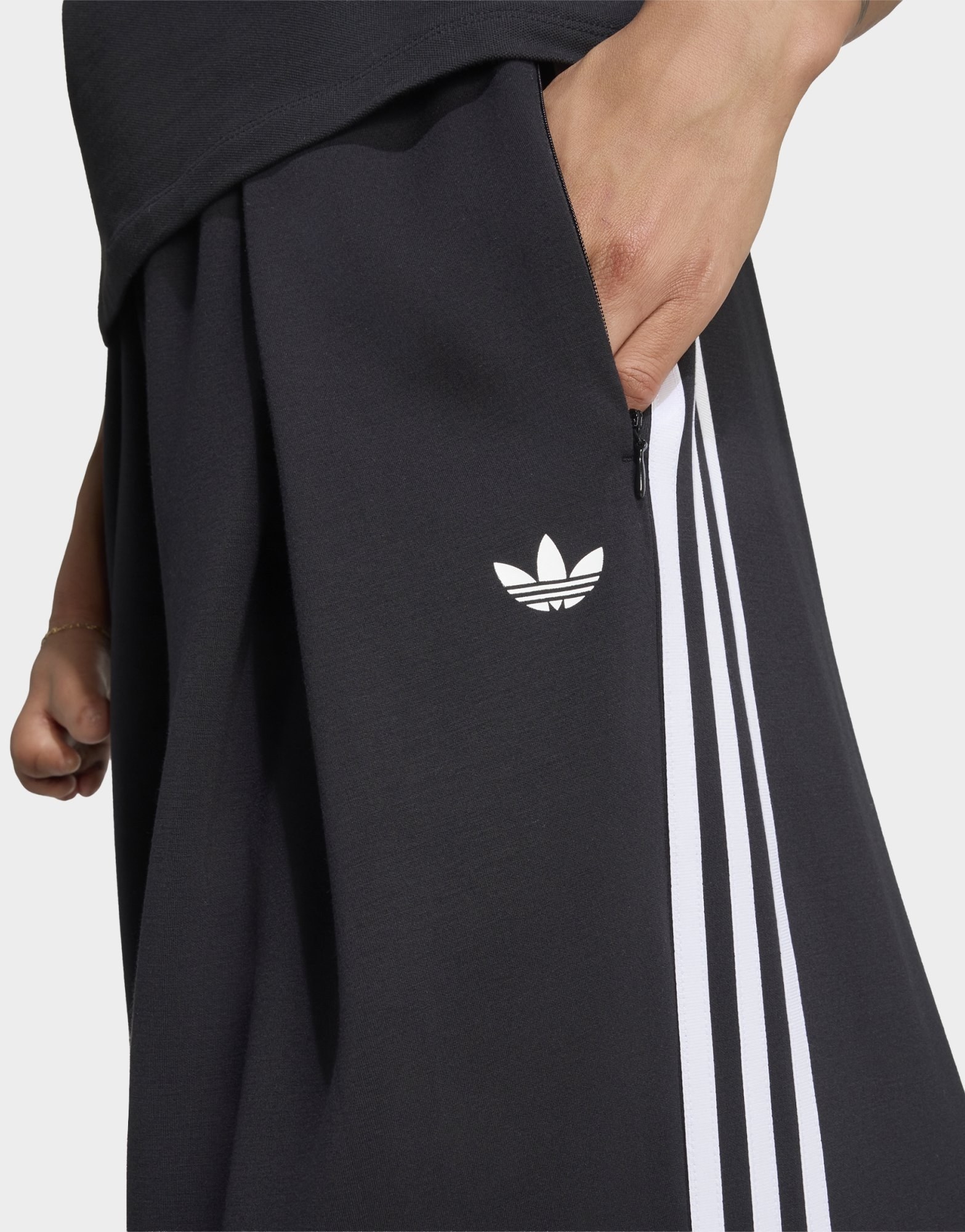 adidas Originals Adiluna Season 2 X Jennie Trainingshose, Plisseefalten