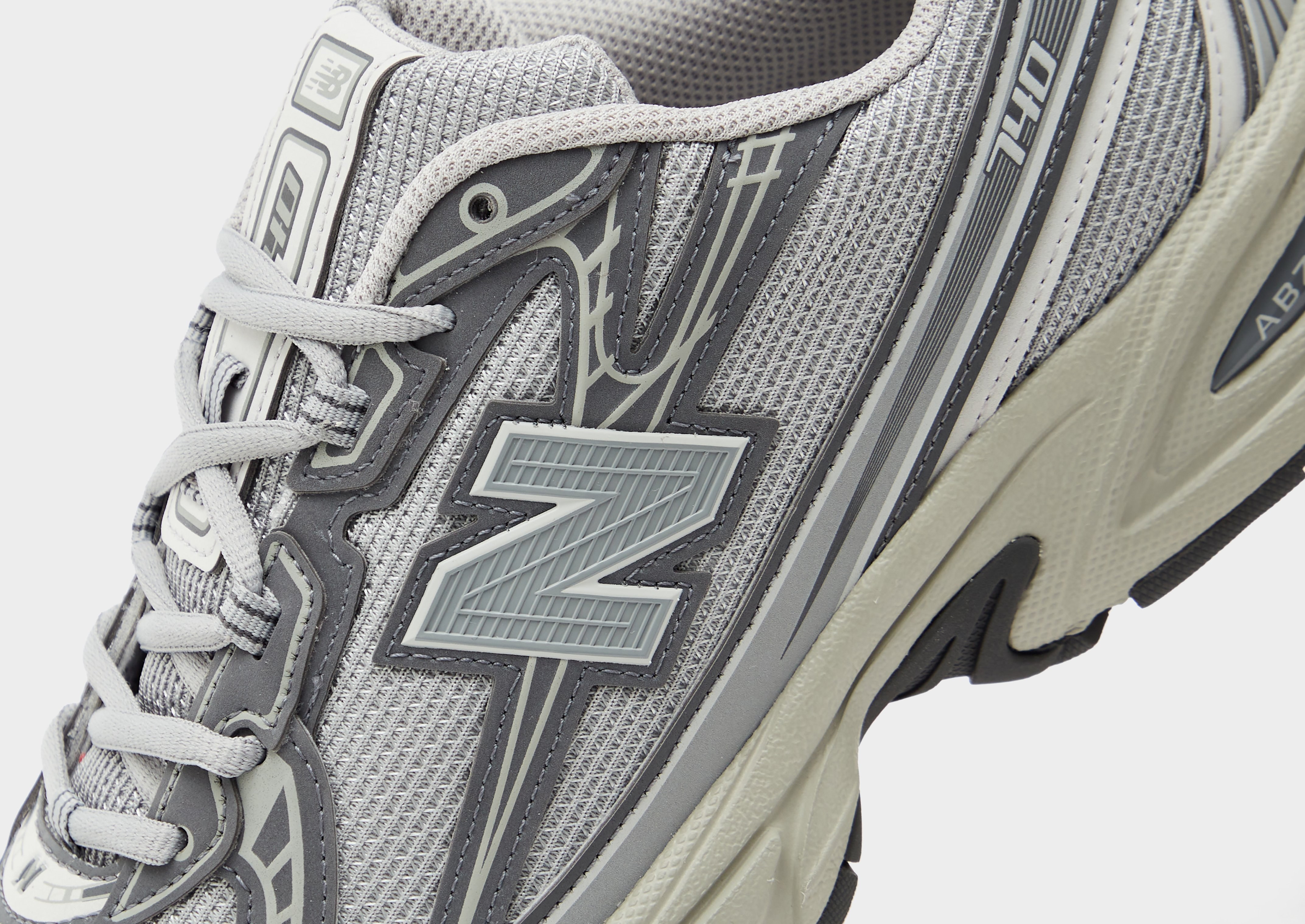 New Balance 740